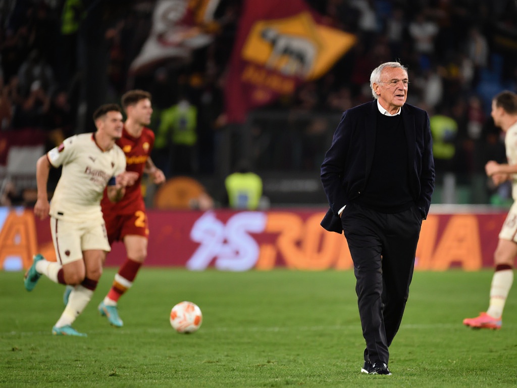 在绿茵场上，每一场比赛都像一场跌宕起伏的